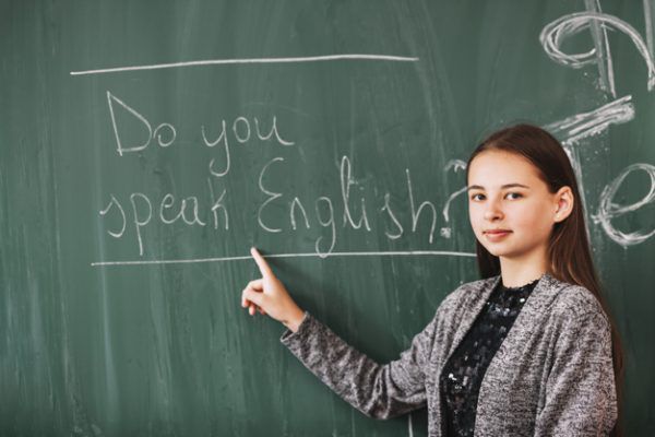 Menina em frente a louça, escrito em inglês